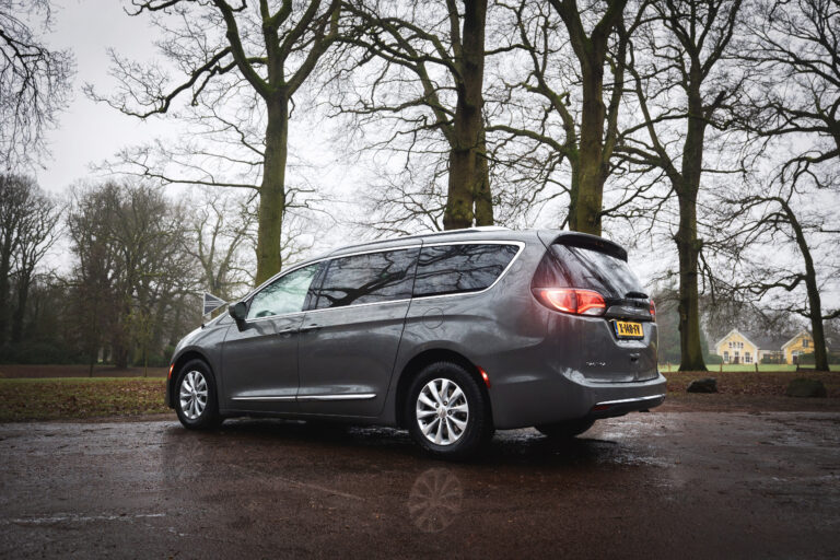 Chrysler Pacifica nardogrijs