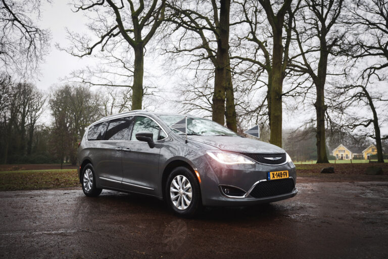 Chrysler Pacifica nardogrijs