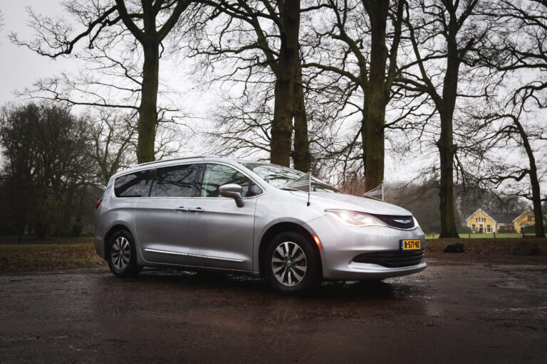 Chrysler Pacifica lichtgrijs