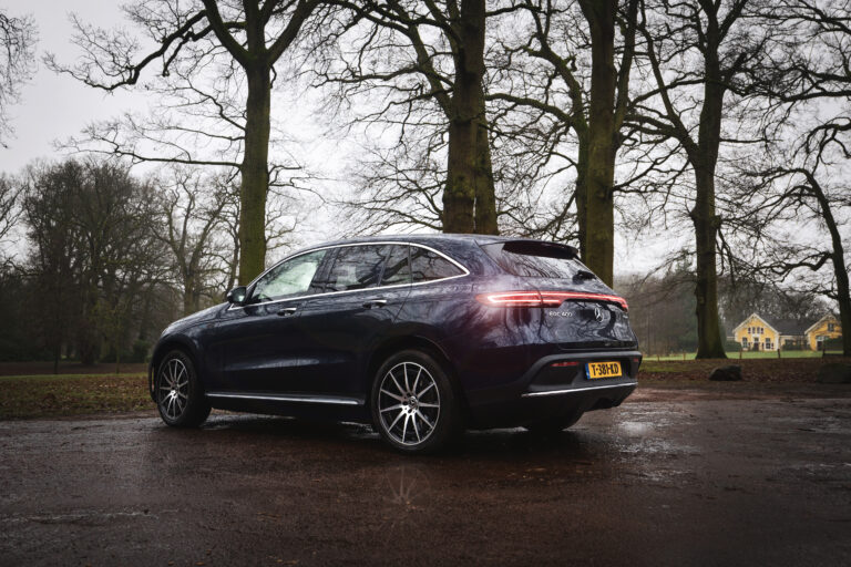 Mercedes EQC donkerblauw