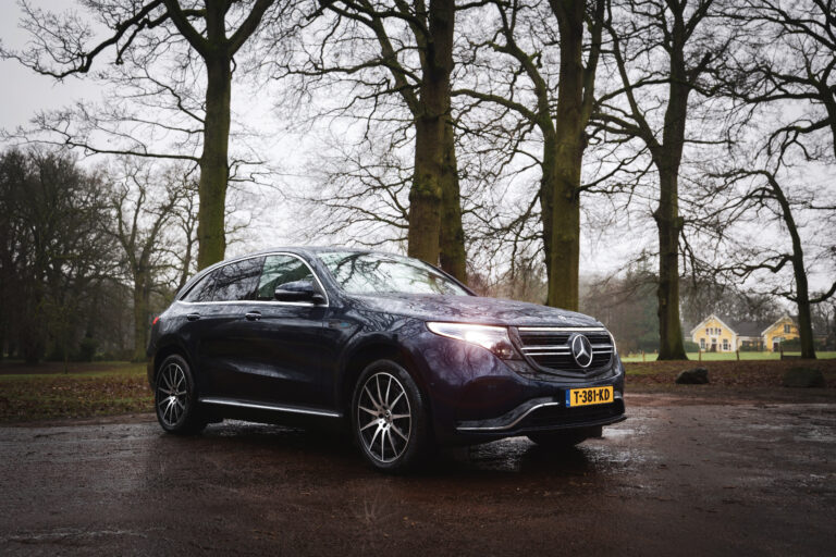 Mercedes EQC donkerblauw